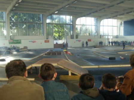 ... in der Bildmitte ein roter "Flieger" (Rennwagen mit Verbrennungsmotor)