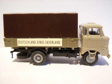 Aufschriften: "Deutschland einig Vaterland"; "Wir sind das Volk"
